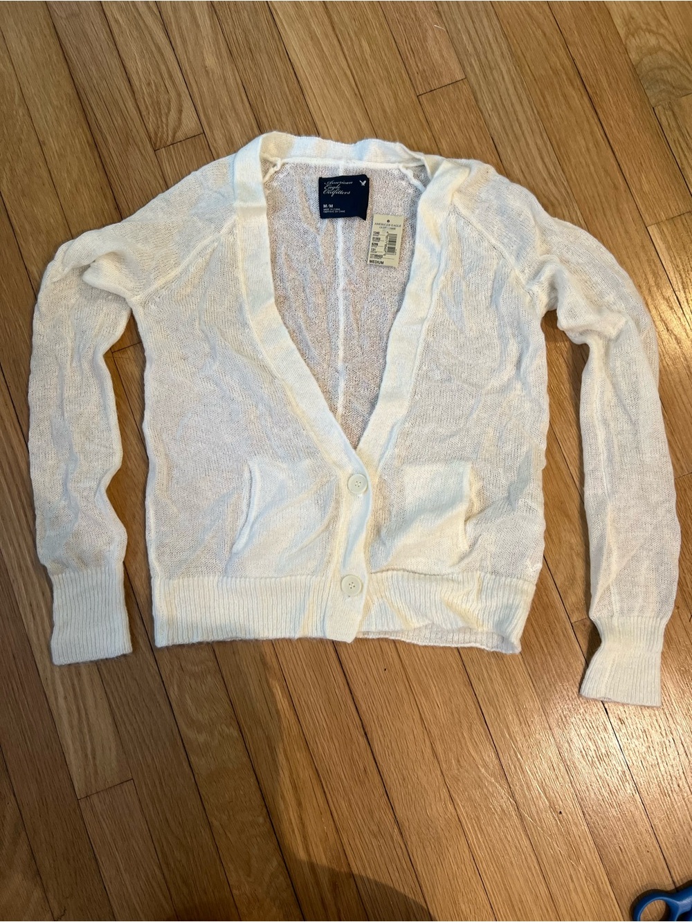 New with Tags American Eagle Cream Lightweight V-Neck Button Cardigan Size Mediu
